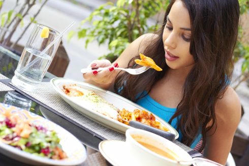 Không nên ăn quá nhiều và quá trễ vào buổi tối