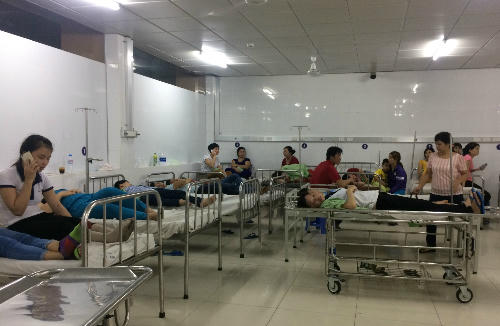 Các công nhân nhập viện vì khó thở, nôn ói sau khi ăn mì gói. Ảnh: Nguyệt Triều.
