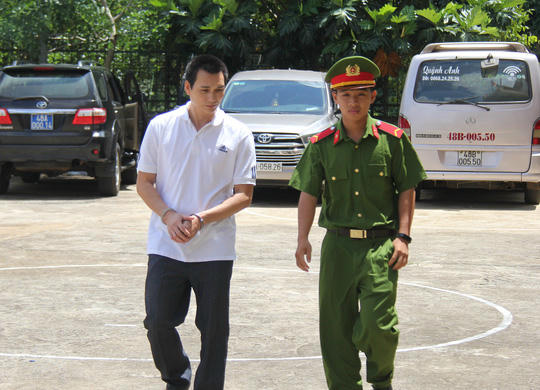 Nguyên phó phòng công an tỉnh lãnh 10 năm tù - Ảnh 1. Nguyên phó phòng công an tỉnh lãnh 10 năm tù - Ảnh 1.