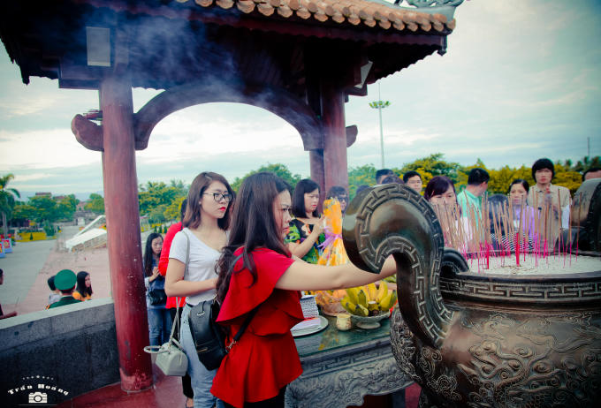 Dâng hương trên tượng đài thành cổ Quảng Trị.