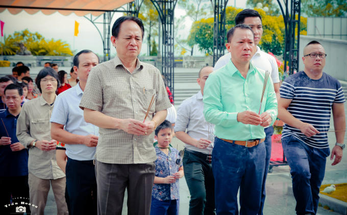 TS. Đào Văn Hội - Tổng biên tập và Bí thư Đảng ủy - Phó TBT Đặng Ngọc Luyến dâng hương tại Nghĩa trang Trường Sơn.