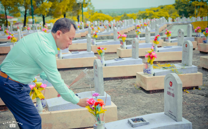 TS. Đào Văn Hội - Tổng biên tập thắp hương cho từng ngôi mộ liệt sỹ.