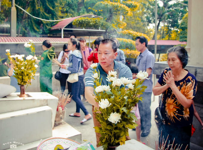 Sửa soạn hương hoa đến từng mộ phần 10 cô gái.