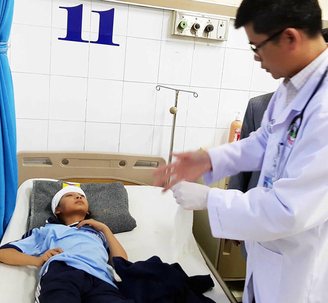 Sập sàn nhà phòng học, 10 học sinh lớp 6 bị chấn thương - ảnh 1