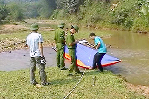 ten-trom-nap-duoi-gam-giuong-sat-hai-thieu-phu-vut-xac-phi-tang