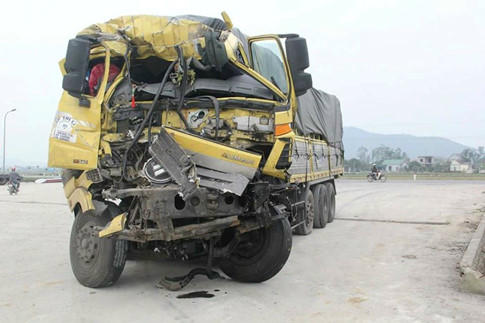 5 ô tô va nhau gây tai nạn liên hoàn trên quốc lộ 1A - ảnh 1