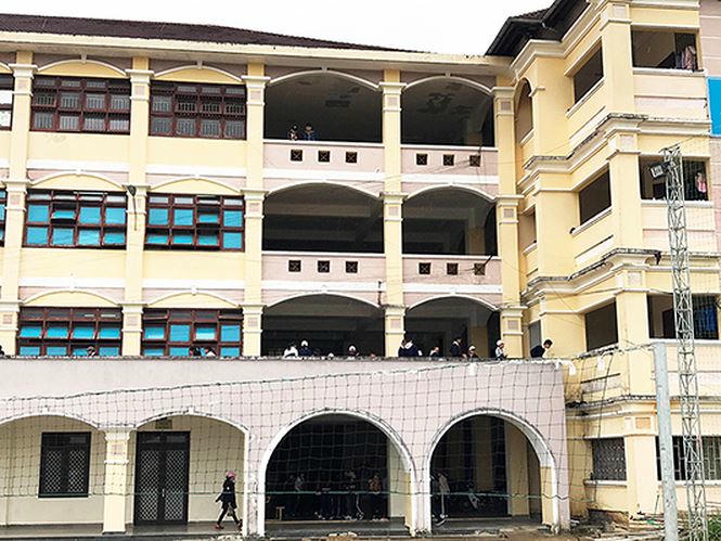 Cảnh cáo Hiệu trưởng trường xảy ra sự cố khiến 11 HS bị thương