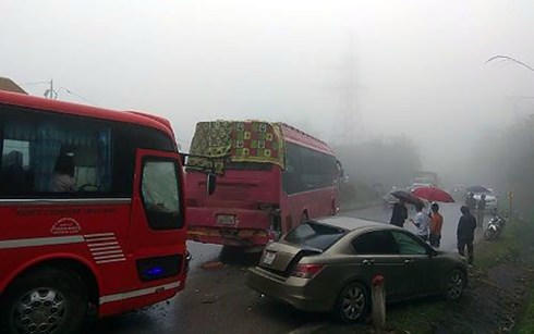 hang chuc o to va xe may dam lien hoan, quoc lo 6a un tac nghiem trong hinh 1