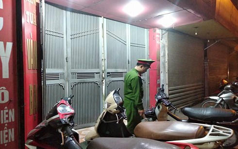 ha noi bat nghi pham dung sung cuop tiem vang trong dem hinh 2