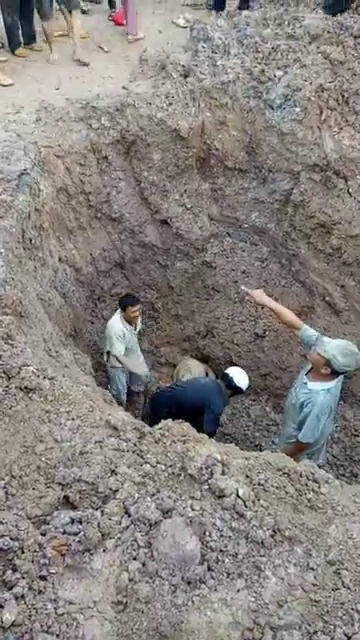 Người dân đào đất cứu sống hai nạn nhân.