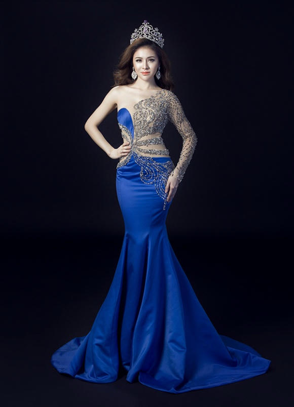  Trước đó trong bộ ảnh công bố trước thềm chung kết, Thư Dung vô cùng lộng lẫy trong trang phục của Đức Vincie. Đây là thiết kế được người đẹp đặt may riêng mà theo như nhà tạo mốt chia sẻ, anh phải tự bỏ tiền túi ra vì Thư Dung không đặt cọc trước. 