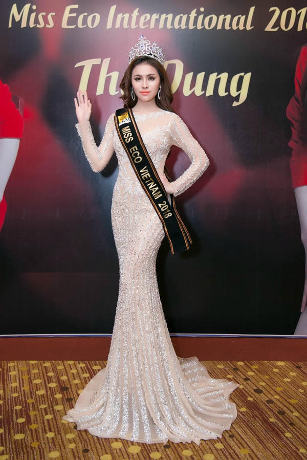  Trong sự kiện trước ngày lên đường thi Miss Eco International 2018, Thư Dung khoe sắc kiêu kỳ trong hai bộ trang phục tuyệt đẹp của NTK này. 