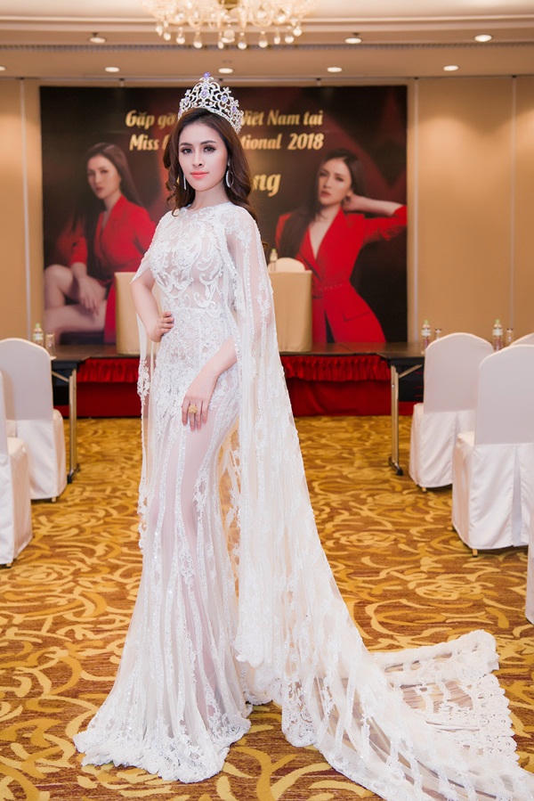  Đây không phải là lần đầu tiên Thư Dung vướng những lùm xùm đáng tiếc. Trước đó cô bị tình nghi là kẻ ám chỉ Hoa hậu Kỳ Duyên là người thứ 3, đồng thời là người đạp đổ “chén cơm” của mình trong thương vụ trở thành hình ảnh đại diện cho một trung tâm thẩm mỹ ở Sài Gòn. 