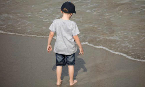 Cậu bé từng chịu cú sốc khi thái độ của người cha thay đổi sau một đêm. Ảnh: Timesofmalta.