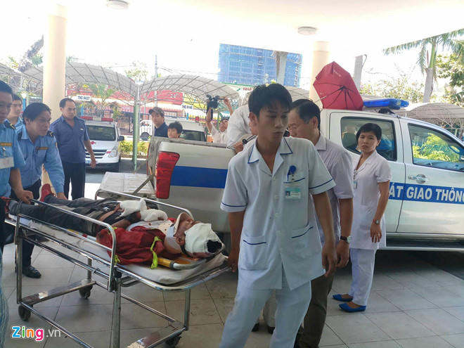 Xe cho 31 can bo huu tri di nghi bi lat tren deo, 2 nguoi tu vong hinh anh 2