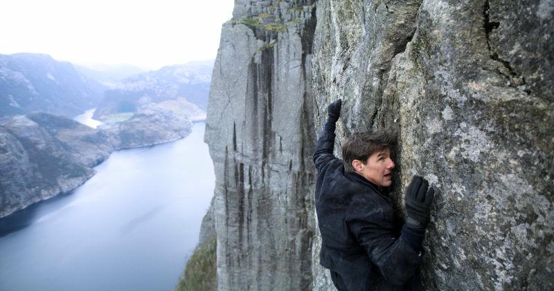 2000 khán giả leo núi đá cao xem phim bom tấn do Tom Cruise đóng