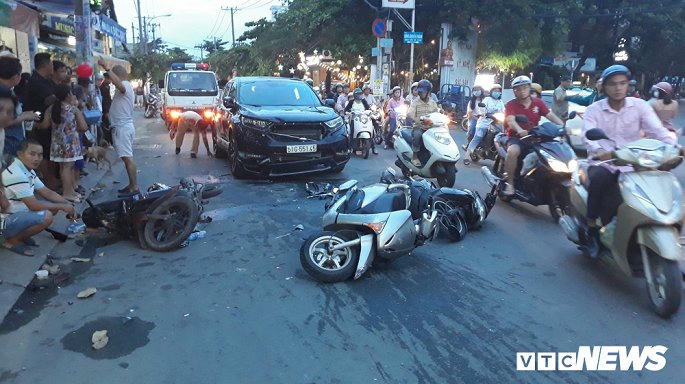 O to dien gay tai nan lien hoan o TP.HCM, nhieu nguoi bi thuong hinh anh 1