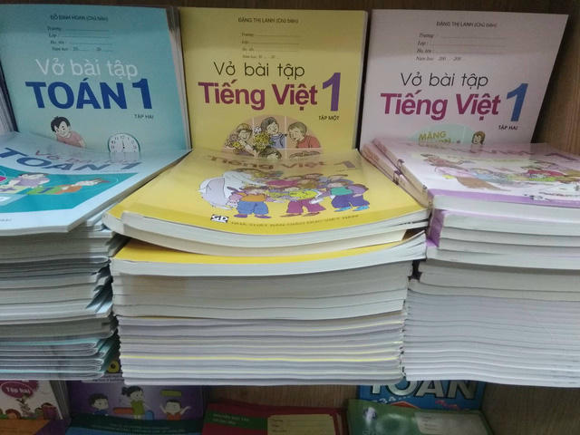  Hiện nay nhiều SGK rất lãng phí do học sinh viết, vẽ vào ở nhiều dạng bài tập. (Ảnh: Mỹ Hà). 