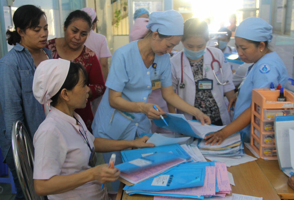 Bác sĩ quay cuồng cấp cứu trẻ nhập viện gấp 5 lần vì tay chân miệng