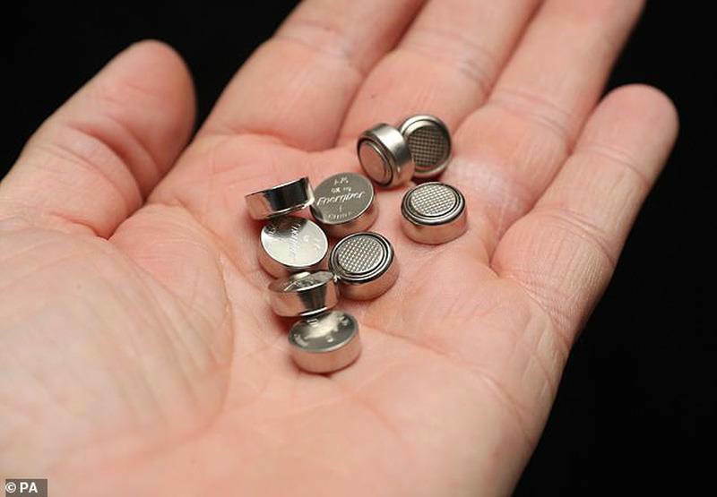 Nhét pin điện tử vào tai, bé trai 5 tuổi thủng màng nhĩ - ảnh 2