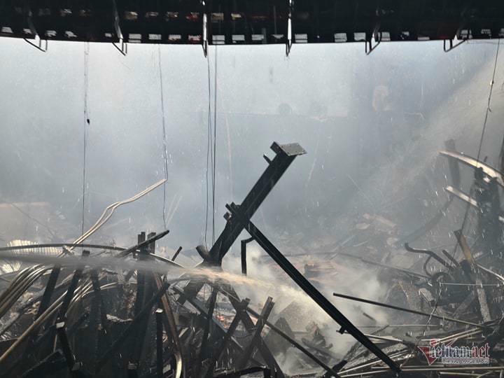 Cháy hội trường Cung văn hóa hữu nghị Việt Xô, sập mái vòm sân khấu chính