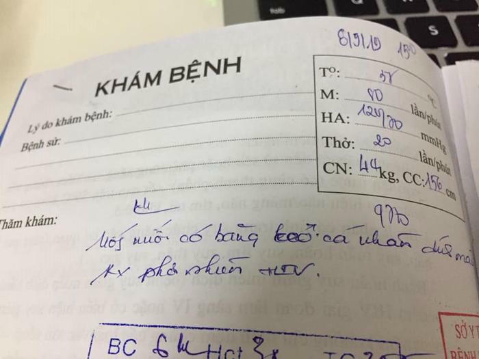 Sổ khám bệnh được chị C.T.T.N cho biết là có đầy đủ chứng từ và được chấm dấu từ bệnh viện.