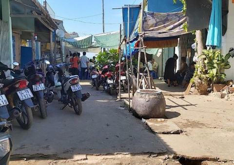 Vo hat nuoc ca trung nha hang xom, chong bi chem chet