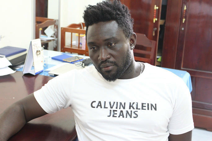 Gã trai Tây là cựu cầu thủ V-League giăng bẫy nhiều quý bà ham nhận quà - Ảnh 1.