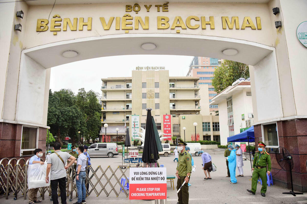 Bệnh viện Bạch Mai sáng 28/3 đã dừng tiếp nhận bệnh nhân. Ảnh: Giang Huy.