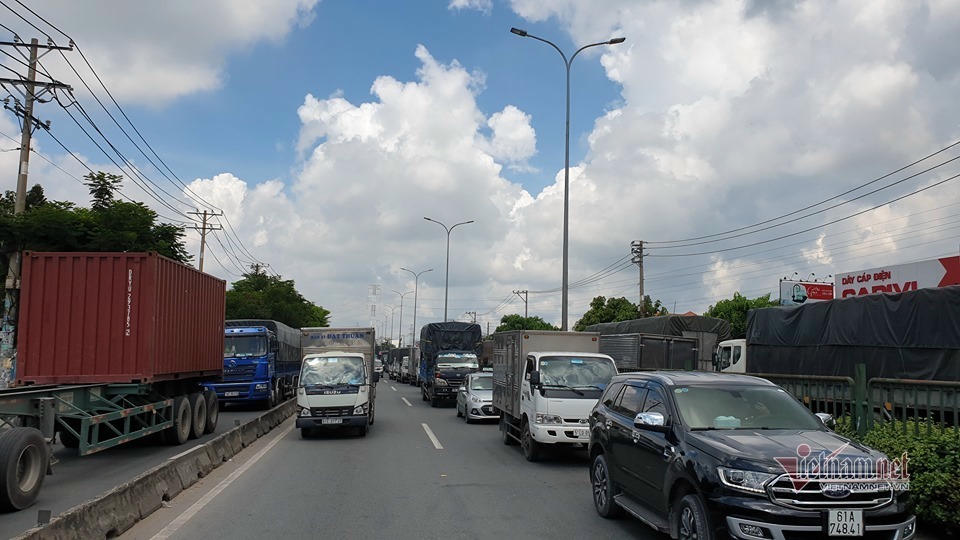 Xe khách vỡ toác sau cú tông loạt xe tải, khách la hét hoảng loạn