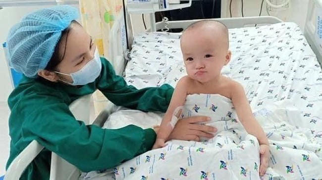 Siêu đáng yêu với hình ảnh hai bé Trúc Nhi và Diệu Nhi chống cằm cười tít mắt - Ảnh 1.