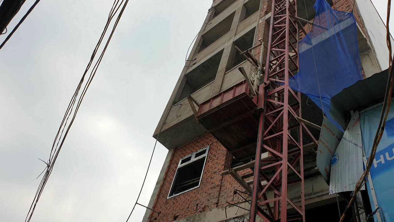 Giàn giáo công trình đổ sập, ba công nhân rơi xuống đất