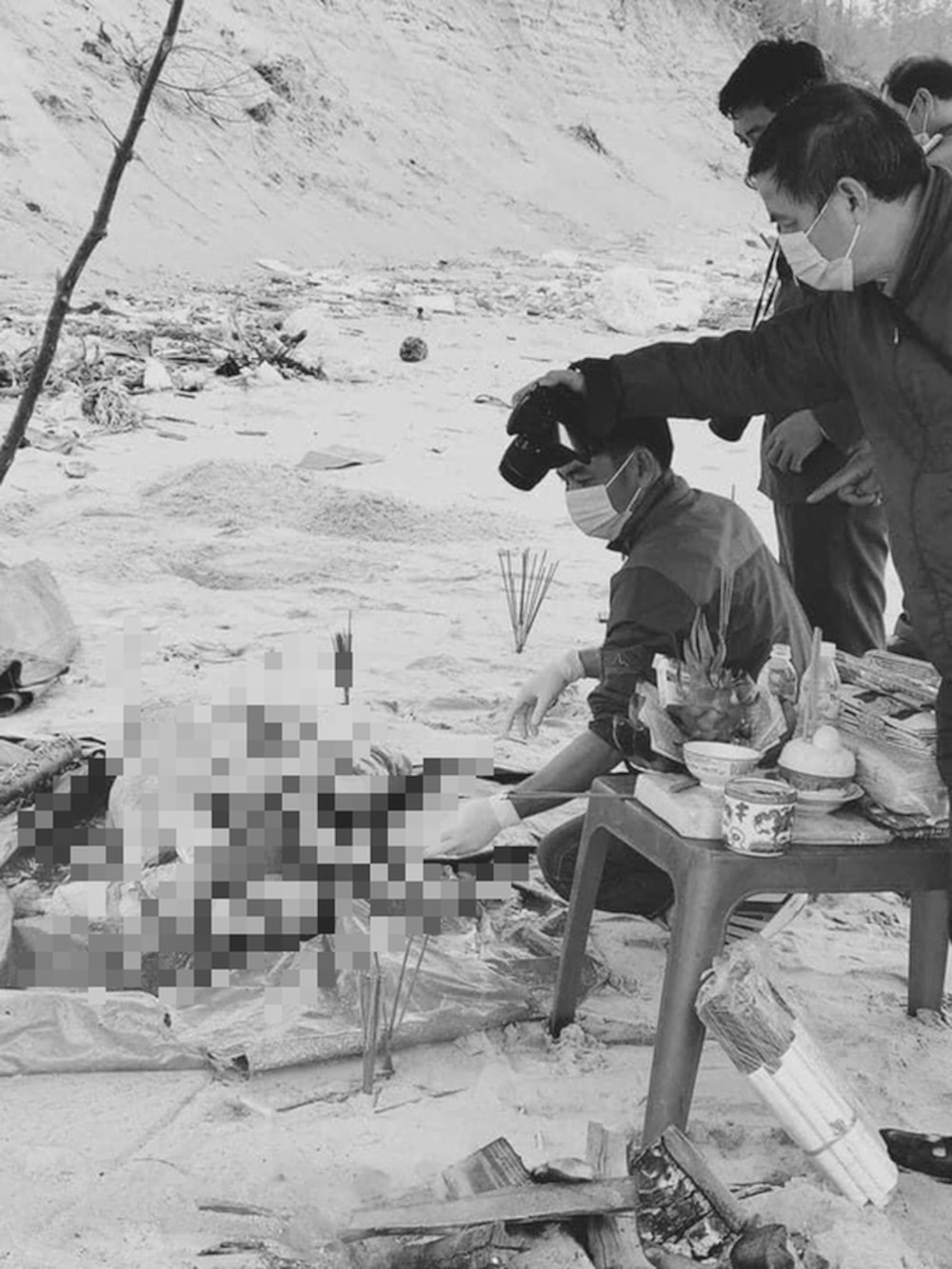 Tá hỏa phát hiện thi thể không nguyên vẹn đang phân hủy trôi dạt vào bờ biển Thừa Thiên - Huế Ảnh 1