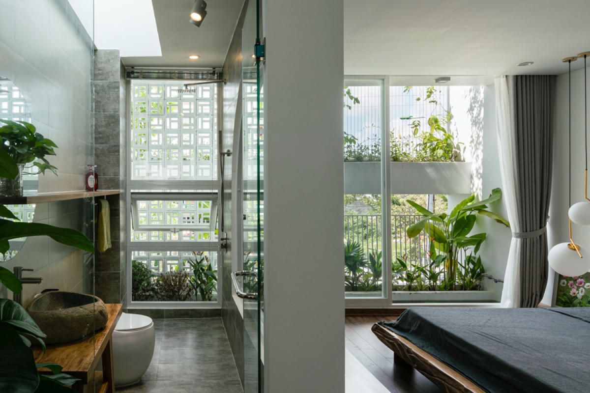 Phòng ngủ bố mẹ nằm ở trước nhà, với một “lớp rèm” cây xanh bên ngoài. Kế bên là phòng vệ sinh riêng./.