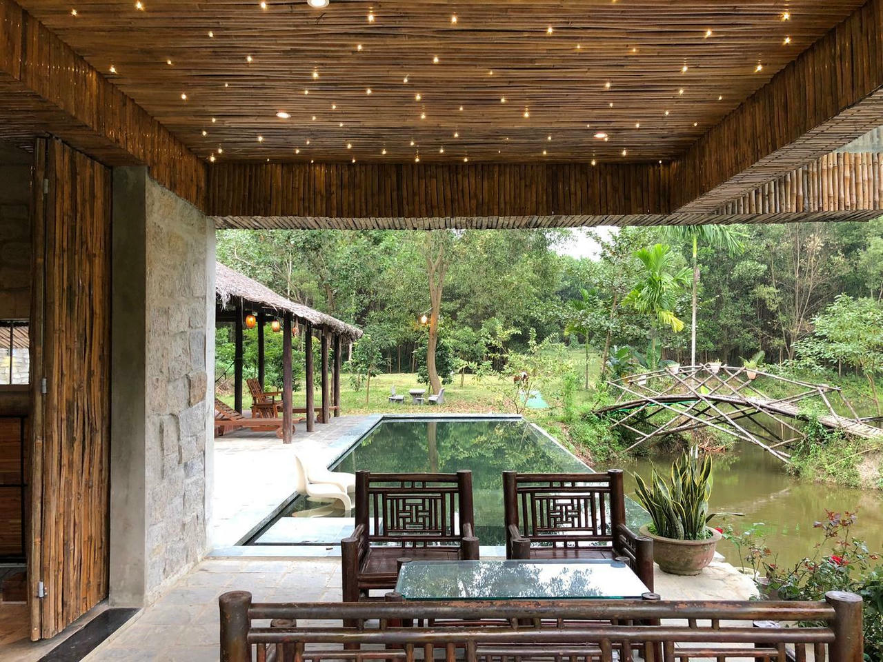 Không có điều hòa, nhà bên hồ ở Đà Nẵng vẫn mát mẻ nhờ lớp vỏ bằng tre ảnh 6