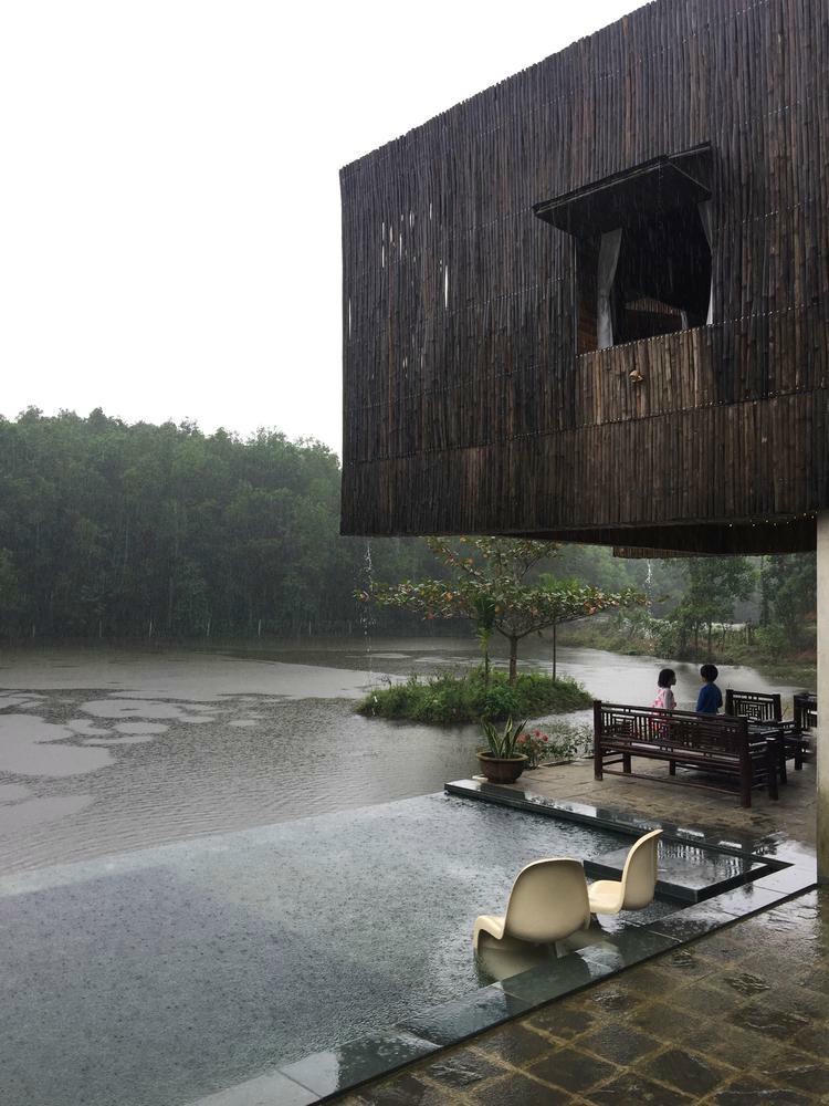 Không có điều hòa, nhà bên hồ ở Đà Nẵng vẫn mát mẻ nhờ lớp vỏ bằng tre ảnh 31