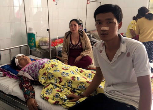 Anh Đúng và mẹ nằm trên giường bệnh. Ảnh: Vũ Đoan