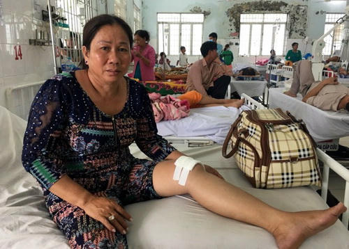 Bà Thúy vẫn còn bàng hoàng sau vụ tai nạn. Ảnh: Phước Tuấn