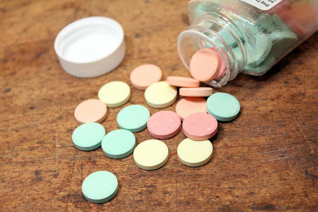 Nhai một viên thuốc Pepto-Bismol, Tums, hoặc Rolaids hoặc để nó trên vết loét cho tan ra. Cảm giác đau do vết loét gây ra bởi axit và các ezim tiêu hóa đi vào trong vết loét, các viên thuốc này sẽ trung hòa axit để chữa đau. Kiểm tra nhãn mác để tìm hiểu hướng dẫn sử dụng.