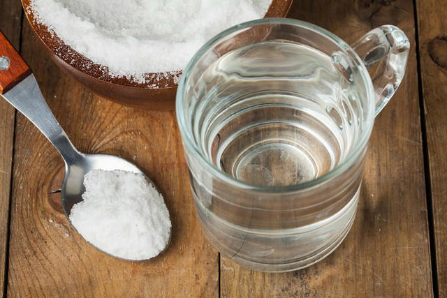 Rửa miệng bằng nước muối trong 30 giây để giúp lành vết loét. Nồng độ natri clorua cao hơn hút nước từ các mô xung quanh bằng thẩm thấu, giúp hồi phục các áp xe và các vết thương hở như vết loét nhiệt miệng.