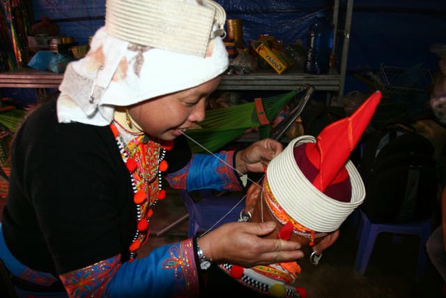 Phụ nữ Dao đỏ thường nhổ tóc cho nhau mỗi dịp Tết đến Xuân về.