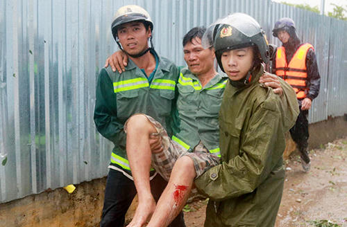 Ông Nghị bị vùi đưới dổ nát trong bão khi nhà sập được cảnh sát đưa ra ngoài. Ảnh: Xuân Ngọc