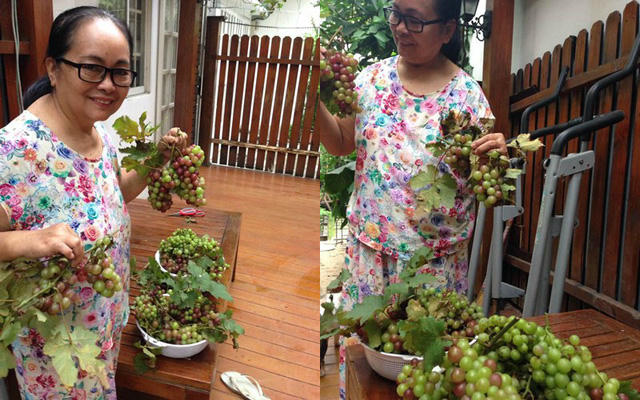 Gương mặt hạnh phúc của mẹ cô khi thu hoạch kha khá chiến lợi thẩm.