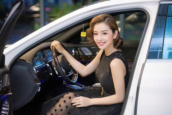 {title} Jennifer Phạm,làng sao