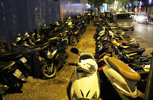 Bãi giữ xe trên vỉa hè quận 1,TP HCM. Ảnh: Duy Trần