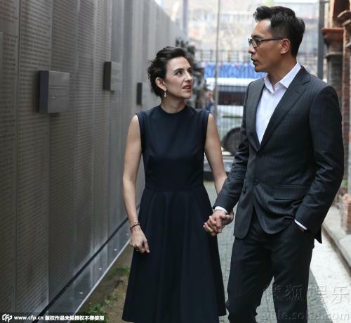 Vợ chồng Anais Martane - Lưu Diệp tay trong tay tại một sự kiện.