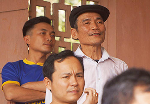 Bố thủ thành Tiến Dũng - ông Bùi Văn Khánh (người đội mũ) hoãnkế hoạch bay sang Trung Quốc dù đã hoàn tất thủ tục. Ảnh:Lam Sơn.