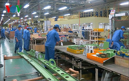 cong nhan tranh thu lam them kiem tien tieu tet hinh 2