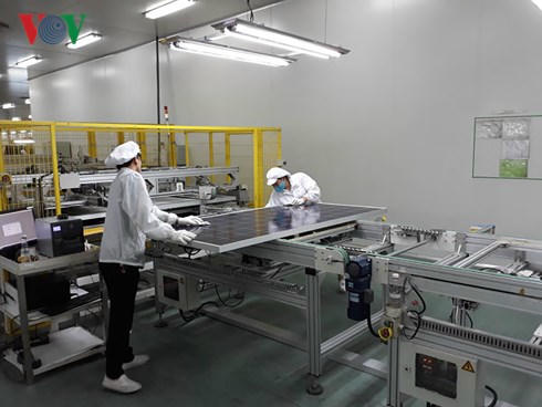 cong nhan tranh thu lam them kiem tien tieu tet hinh 1