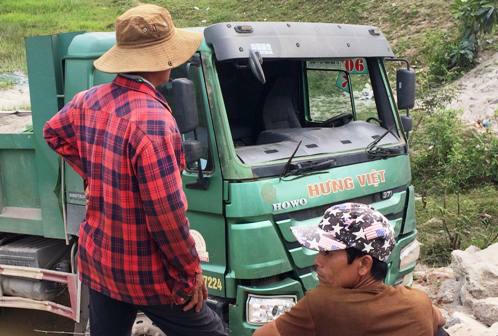 Đầuôtô bị vỡ kính, tài xế bị hất văng ra ngoài. Ảnh: Thạch Thảo.